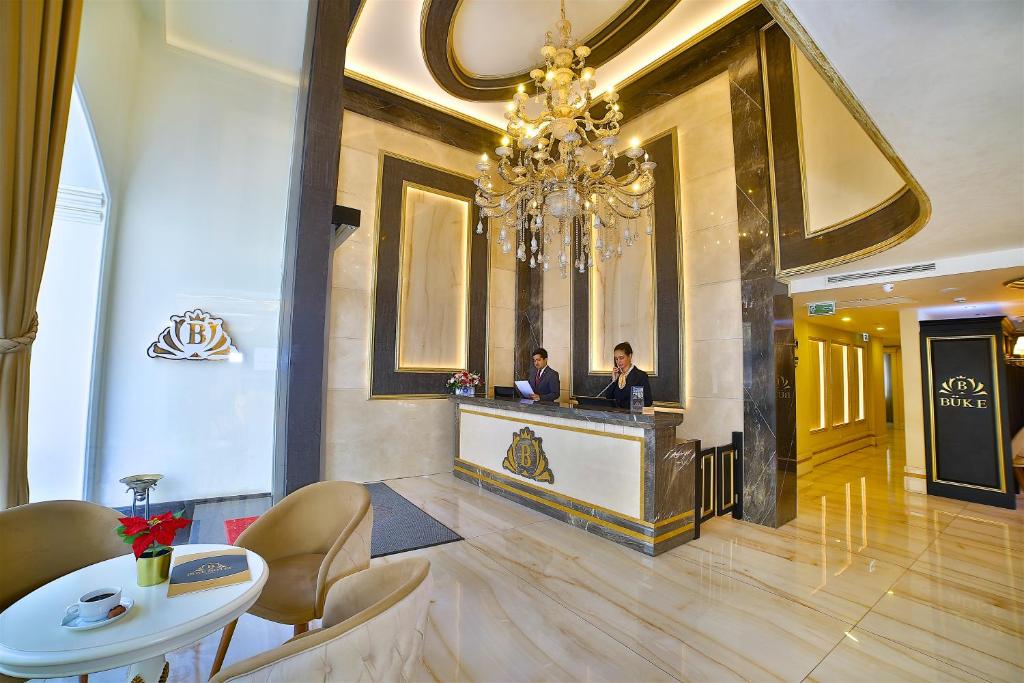 伊斯坦布尔布科酒店的两个男人站在酒店大堂的柜台