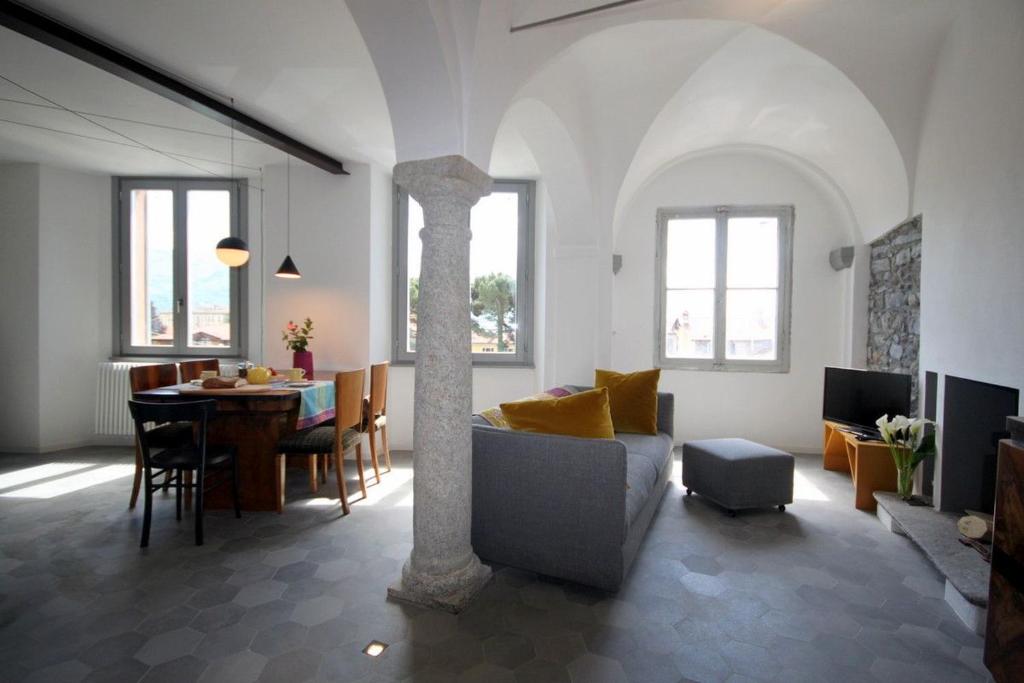 梅纳焦Due Colonne的客厅配有沙发和桌子