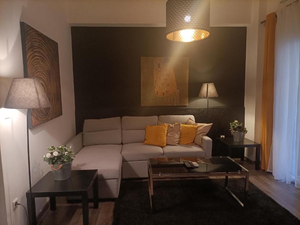 雅典Kallimarmaro Cozy的客厅配有白色沙发和2张桌子