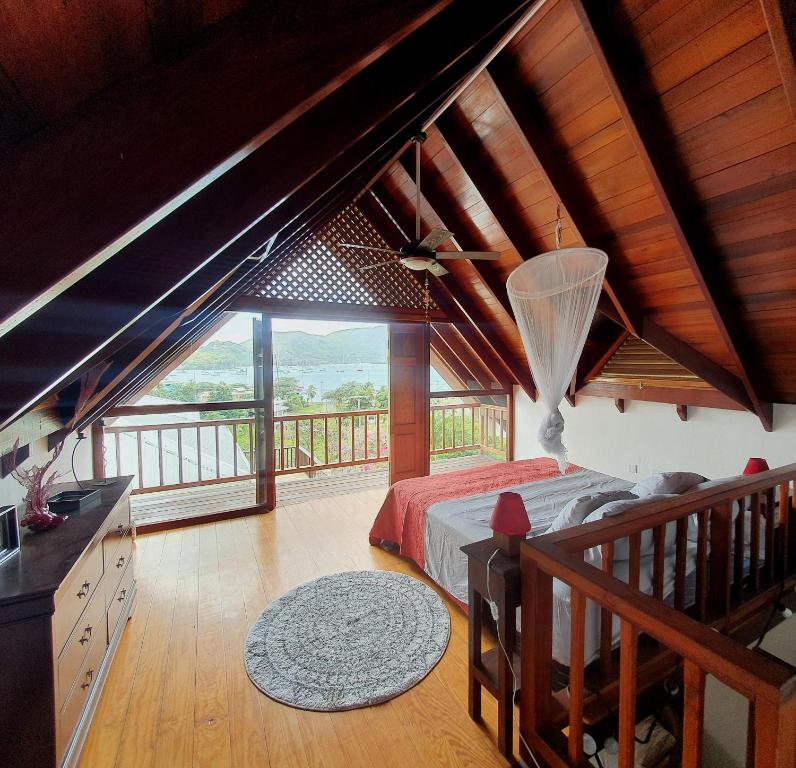 Port ElizabethHarbour View House的一间卧室设有一张床和一个大窗户