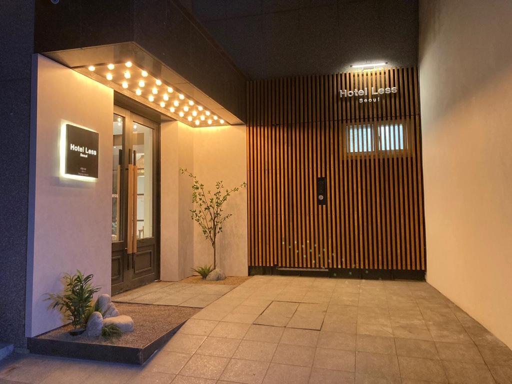 首尔Hotel Less Seoul的建筑的走廊,带灯门