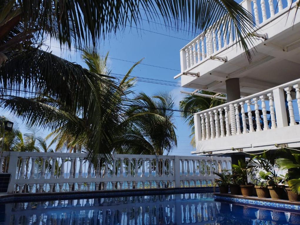 圣安德烈斯Sunset Paradise的一座带白色围栏和游泳池的房子