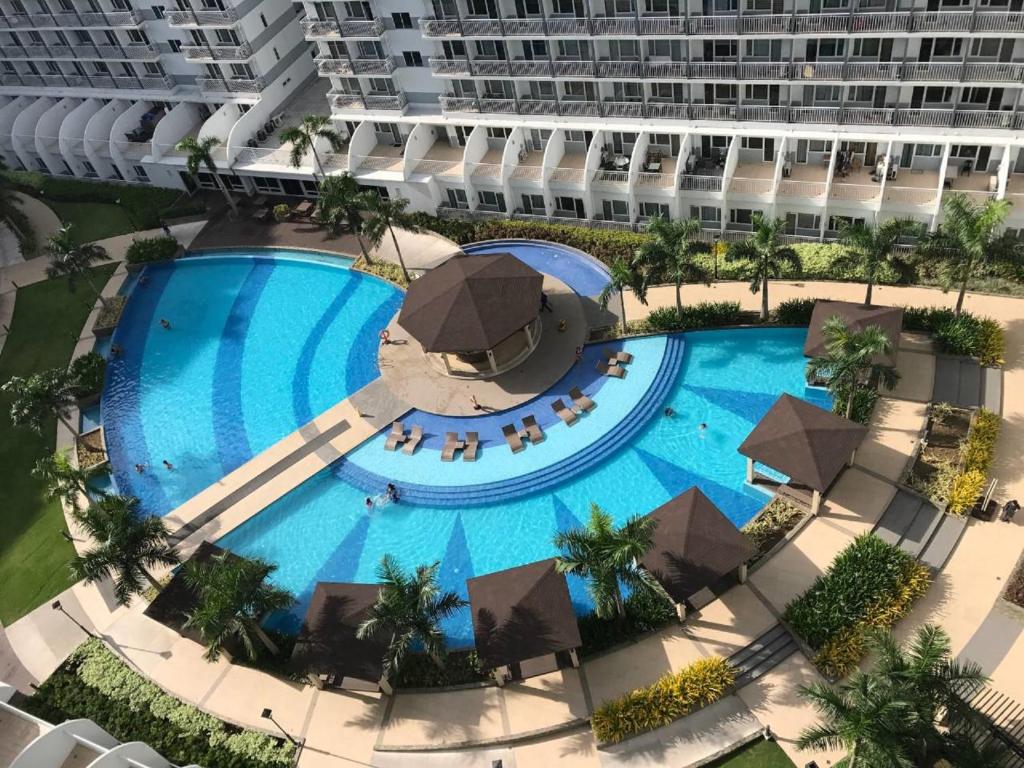 马尼拉酾尔公寓的享有度假村内大型游泳池的顶部景致