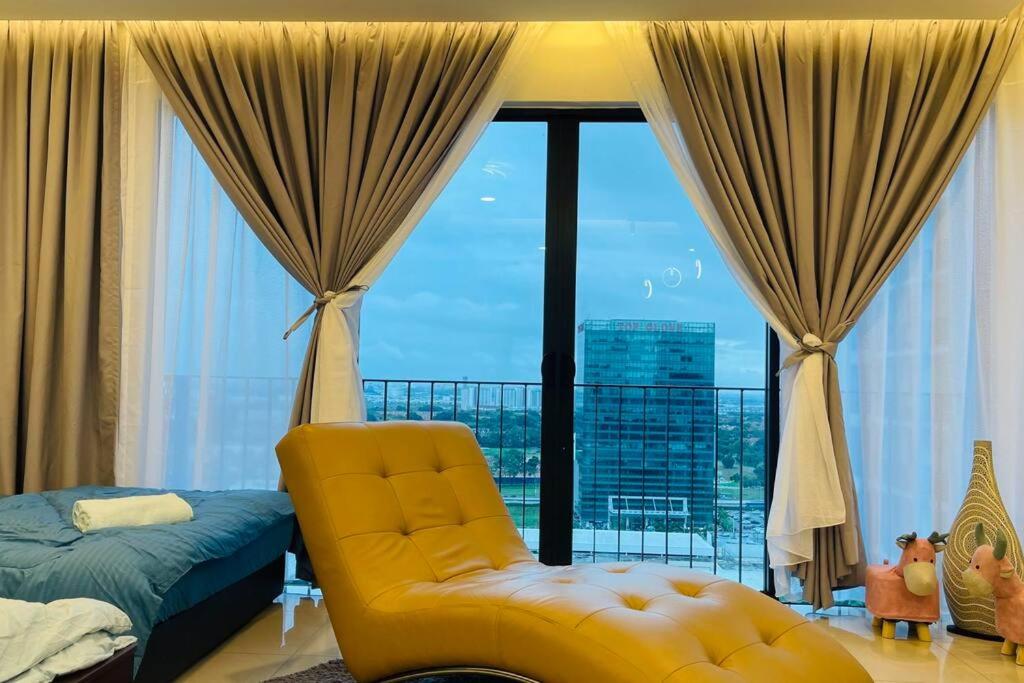 实达阿南D'puncak Trefoil Setia Alam的一间卧室设有黄色椅子和大窗户