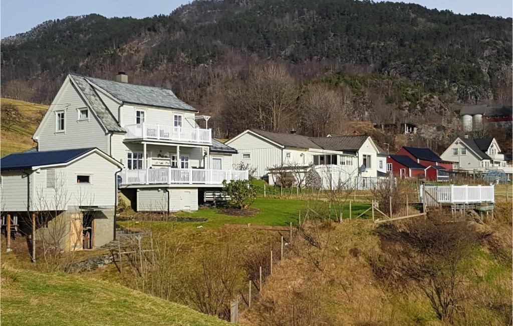 UtåkerLovely Home In Utker With Wifi的山边山丘上的一群房子
