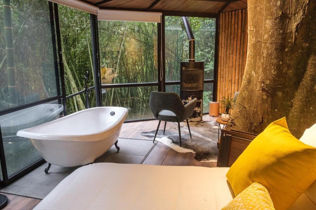 金巴亚Amanatu Ecolodge & Spa的树屋中一间带浴缸的浴室