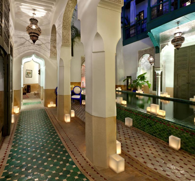 马拉喀什Le Farnatchi的酒店大堂,中间设有游泳池