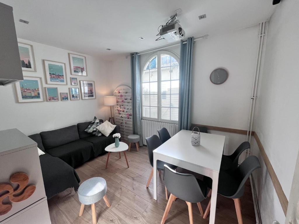 比亚里茨Chalet basque 6 couchages centre ville Biarritz的客厅配有沙发和桌子