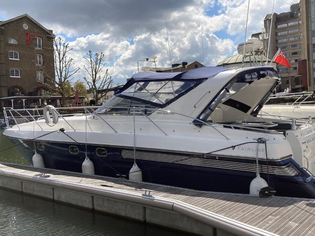 伦敦Entire Boat at St Katherine Docks 2 Available select using room options的船停靠在水面上的码头