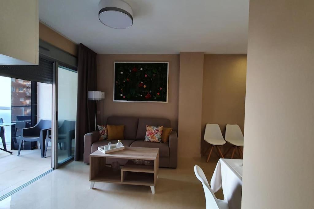 奥罗佩萨德尔马Apartamento en primerisima linia de playa的客厅配有沙发和桌子