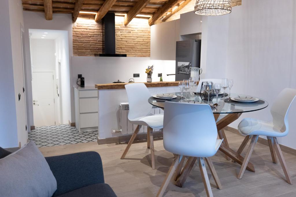 维克Niu del Sol的厨房以及带桌椅的用餐室。