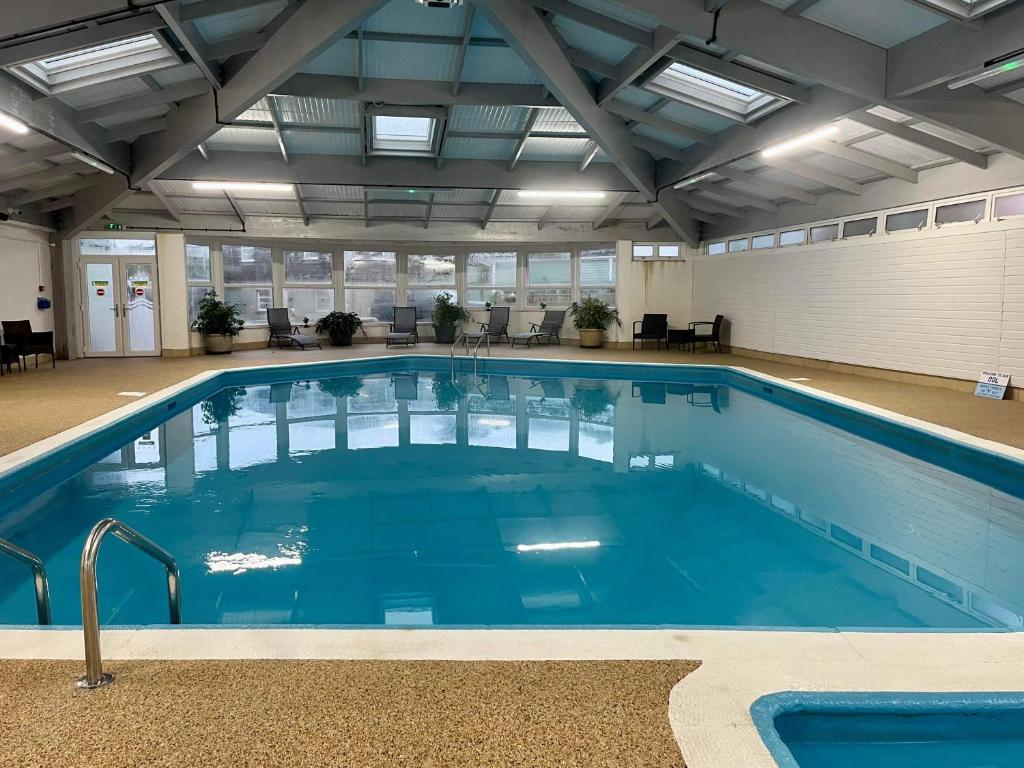 DownderryWhitsand Bay Tamar Suite的大楼里一个蓝色的大泳池
