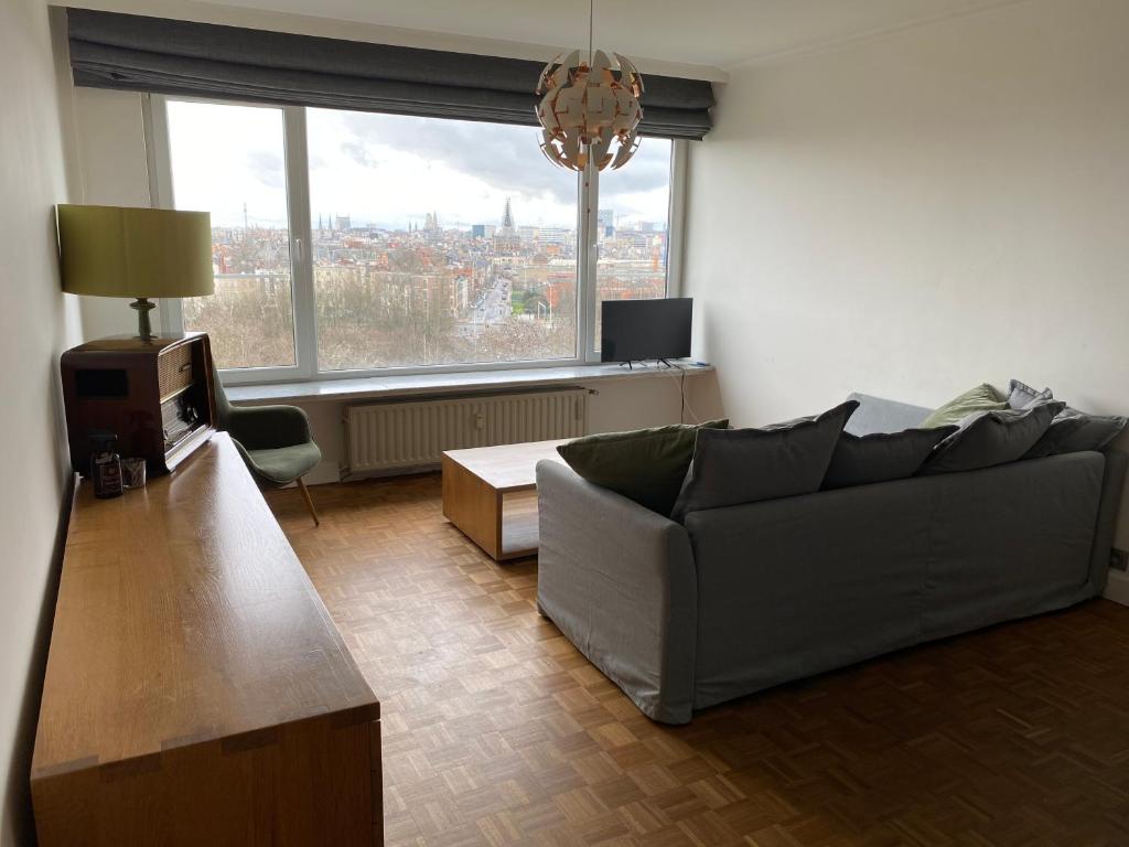 安特卫普2 bedroom appartement in Antwerp, with amazing view的带沙发和大窗户的客厅