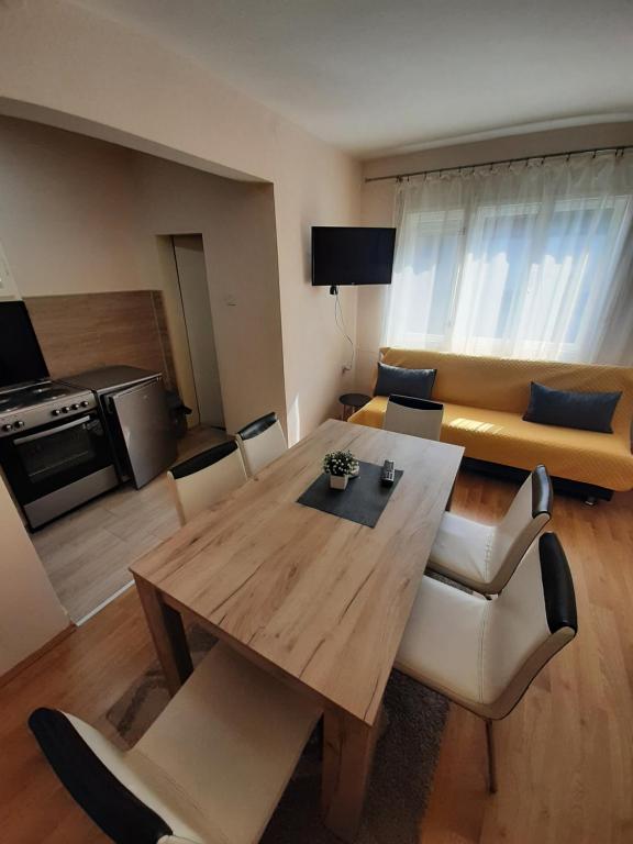 扎耶查尔Haus Apartman Zaječar M&L的客厅配有木桌和沙发