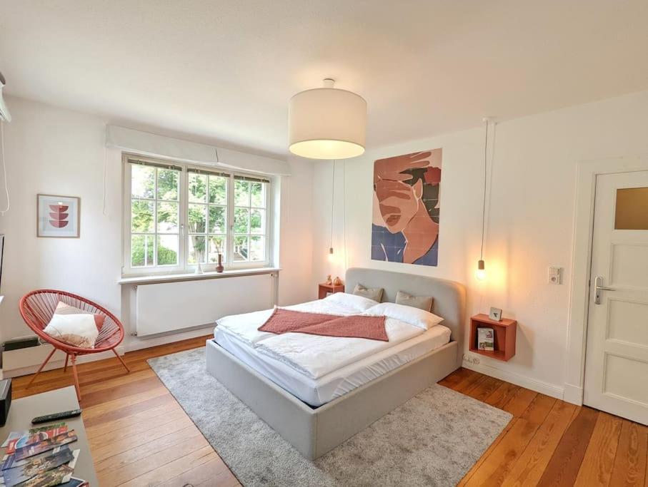 什未林Stylisches Villa-Apartment in Schlossgartennähe的白色的卧室设有床和窗户