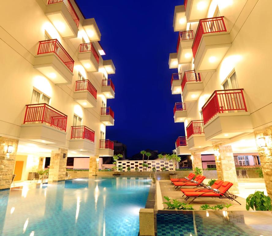 马塔兰龙目岛广场酒店及会议中心的夜间设有游泳池的酒店