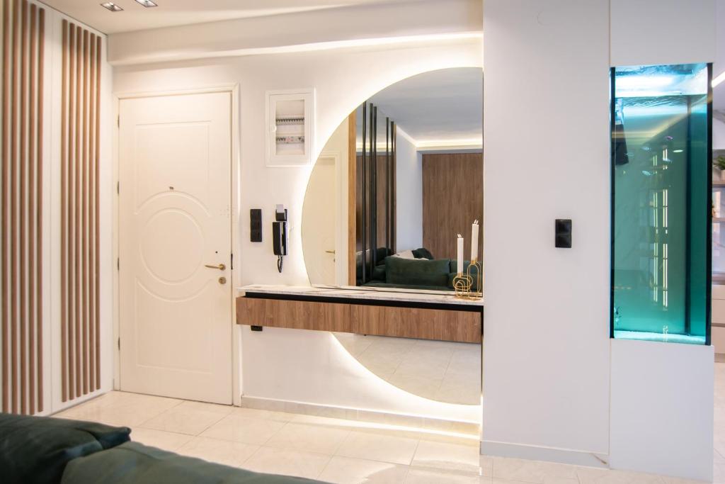 亚历山德鲁波利斯Annecy的客厅配有镜子和沙发