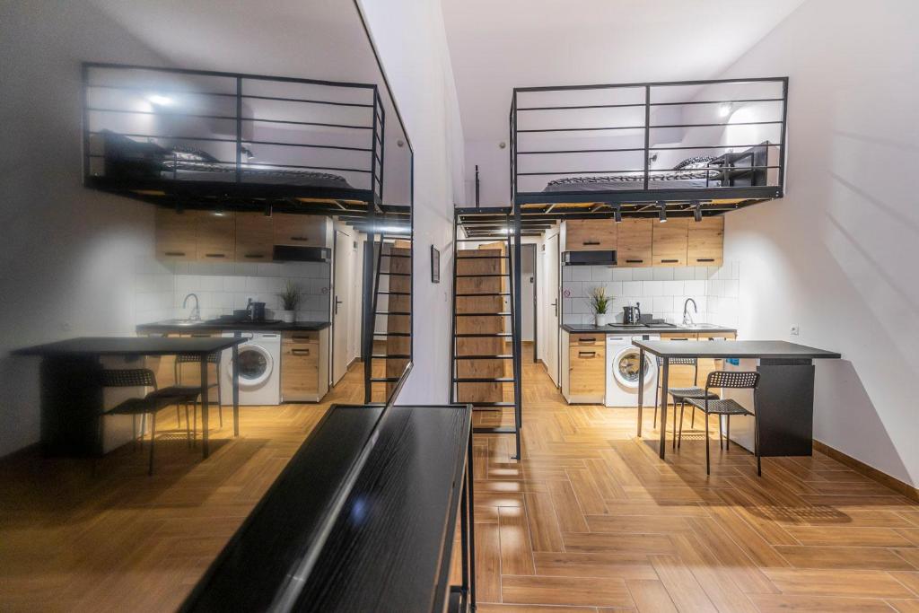 罗兹Apartamenty KOLUMNY 217 parking bezpłatny的一间厨房,房间中间设有一张黑色长凳