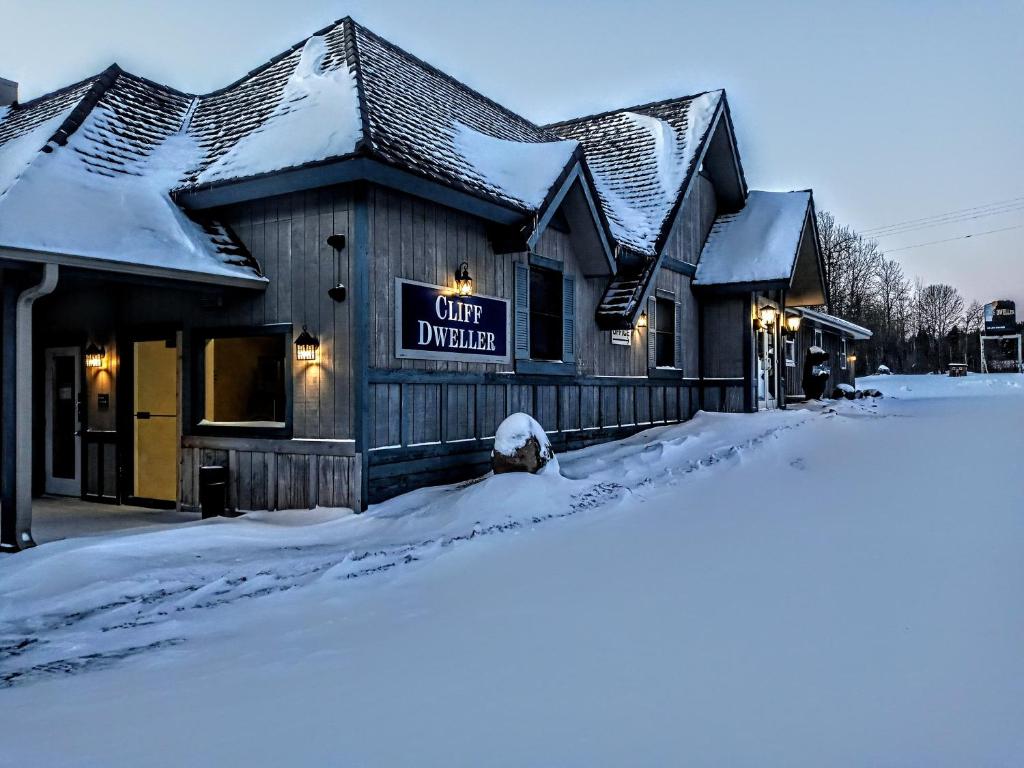 Tofte苏必利尔湖悬崖居民酒店的一座建筑物,上面有读书的标志,城市在雪中团结起来