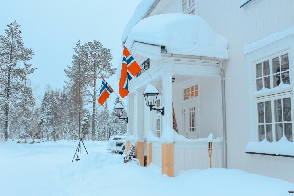 LjørdalVilla Fregn的雪中带旗帜的房子