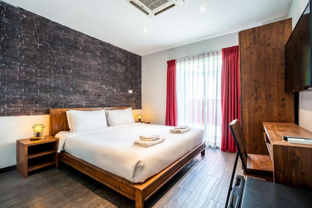 曼谷GO INN Sukhumvit 20 Bts Asoke-Phrom Phong的一间卧室配有一张大床和一张书桌