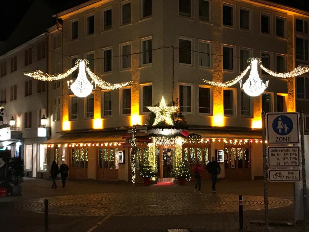 汉诺威City Appartement 1 Hannover Altstadt的前面有圣诞灯的建筑