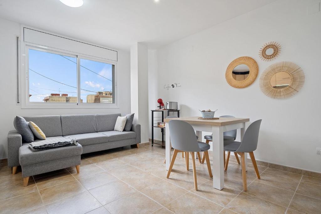 El Lligallo del GànguilEncantador apartamento en El Delta del Ebro-Apartaments Iaio Kiko的客厅配有沙发和桌子
