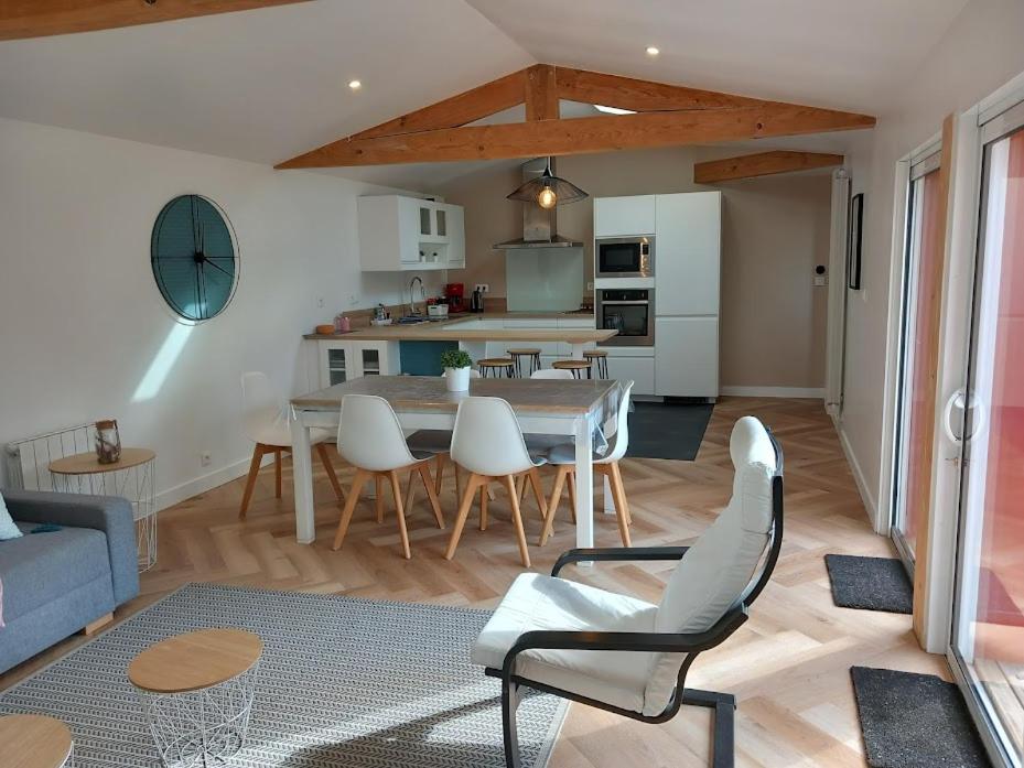 拉布雷德Maison Esprit Des Lois的厨房以及带桌椅的起居室。