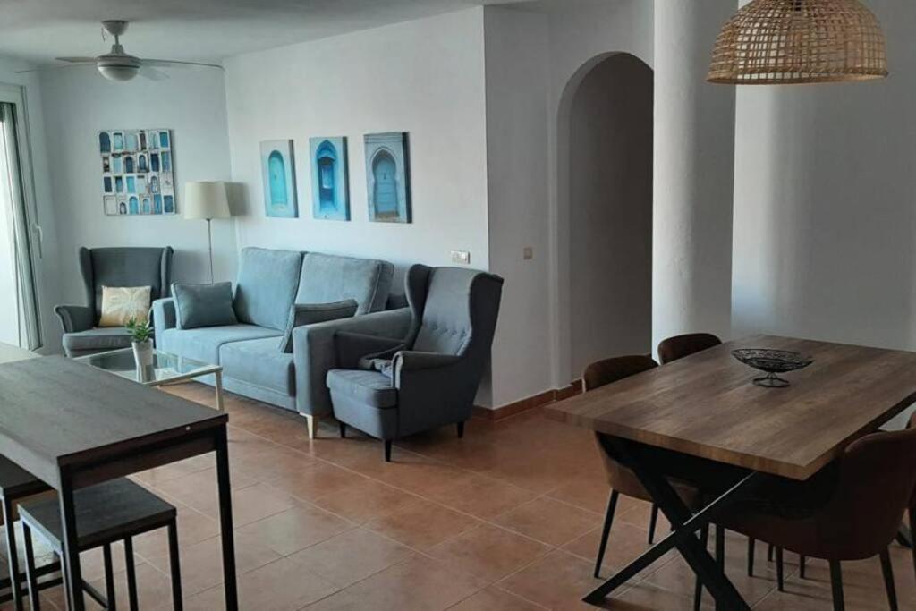 萨阿拉德洛斯阿图内斯Precioso ático duplex en Atlanterra Playa. Zahara的客厅配有沙发和桌椅