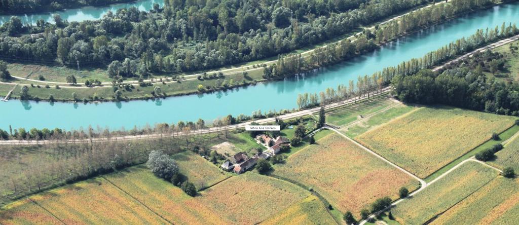 Brégnier-CordonGite D'étape Et De Séjour Les Sables的河流和农场的空中景观