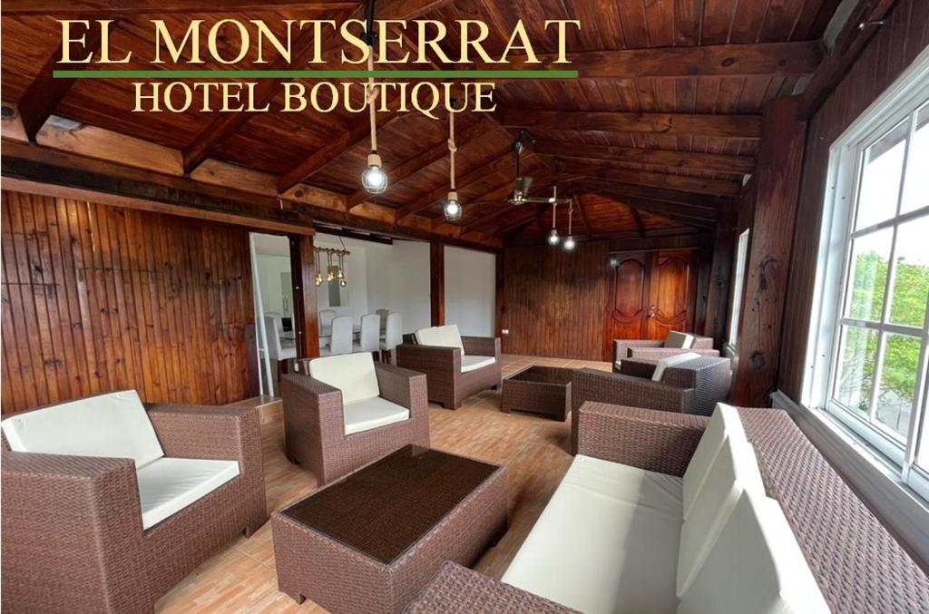 圣地亚哥洛斯卡巴El Montserrat - Hotel Boutique的酒店大堂,在酒店的房间里设有沙发和椅子