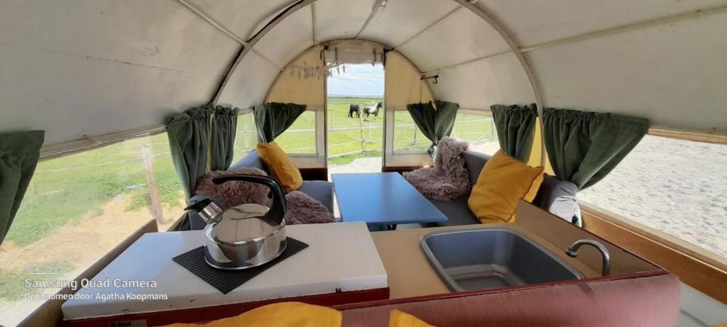 HommertsDe Huifkar, bij Sneek aan elfstedenroute的一个小帐篷,配有桌子和水槽