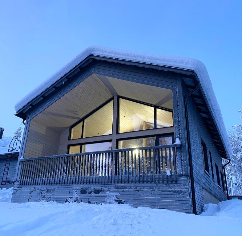 阿卡斯洛姆波罗Villa Iiris - New Holiday Home的雪上设有大窗户的房子