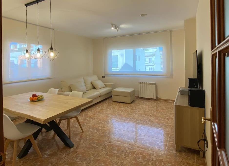 马尔格莱特德玛Atico duplex en Malgrat de Mar的客厅配有桌子和沙发