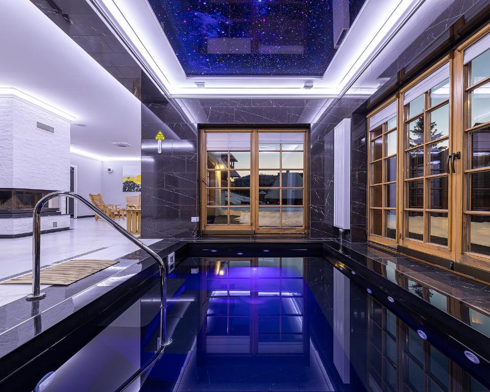 斯拉夫西克Апарт-Готель "Панщина"的一座带天花板的房屋内的游泳池