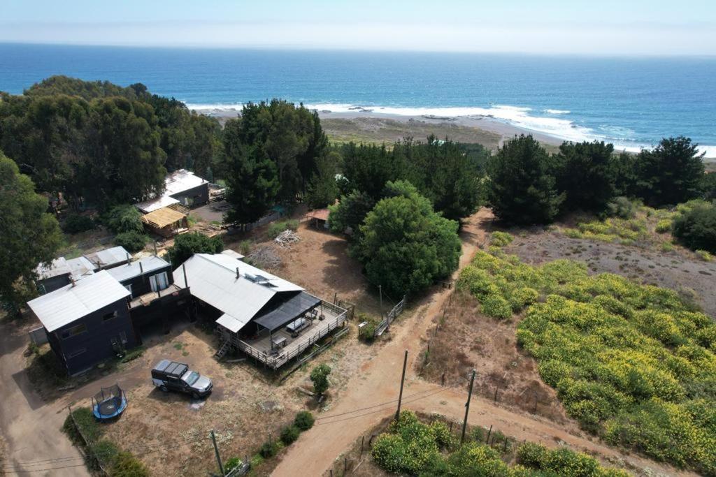 库雷尼佩EKILIBRE Surf Eco Hostal的房屋和海洋的空中景致