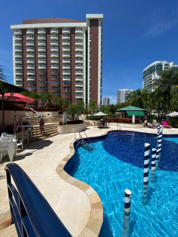 里约热内卢Barra da Tijuca - Flat Premium com cozinha, completinho, moderno e muito confortável的一座大建筑前的游泳池