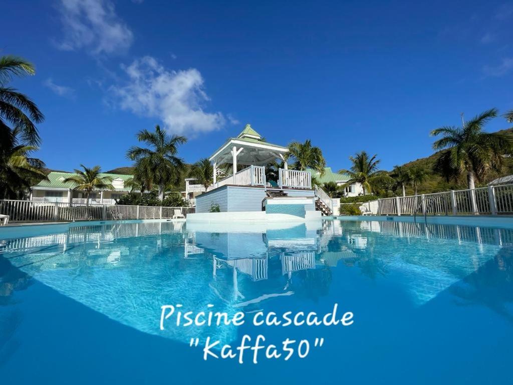 Anse Marcel Kaffa50 - Plage& 3Piscines - Anse Marcel的房屋前的大型游泳池