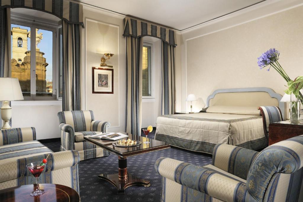 佛罗伦萨德拉维勒酒店的酒店客房,配有床和椅子