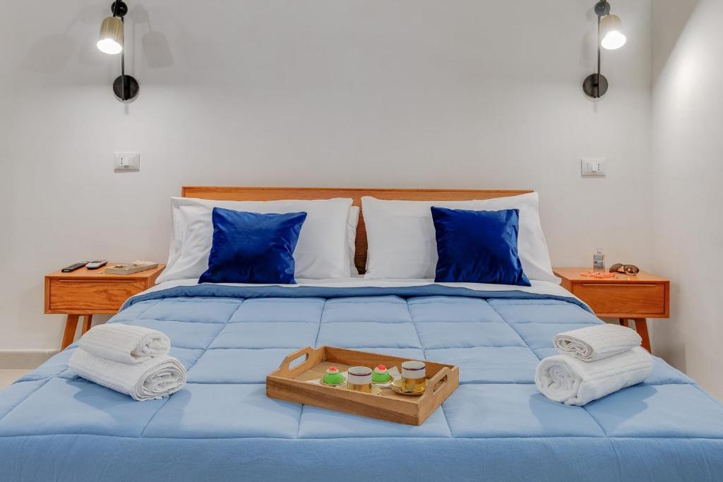 夏卡L'Antro di Dedalo的一张带毛巾的蓝色床和托盘