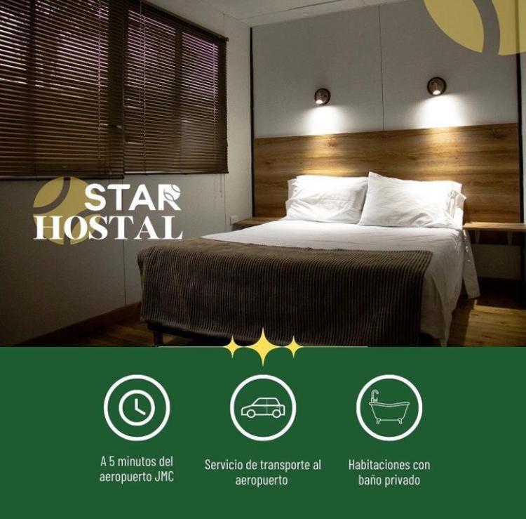 里奥内格罗STAR HOTEL & CLUB DE TENIS, a 2 pasos del Aeropuerto JMC, Transporte Incluido的酒店客房的一张海报,配有一张床