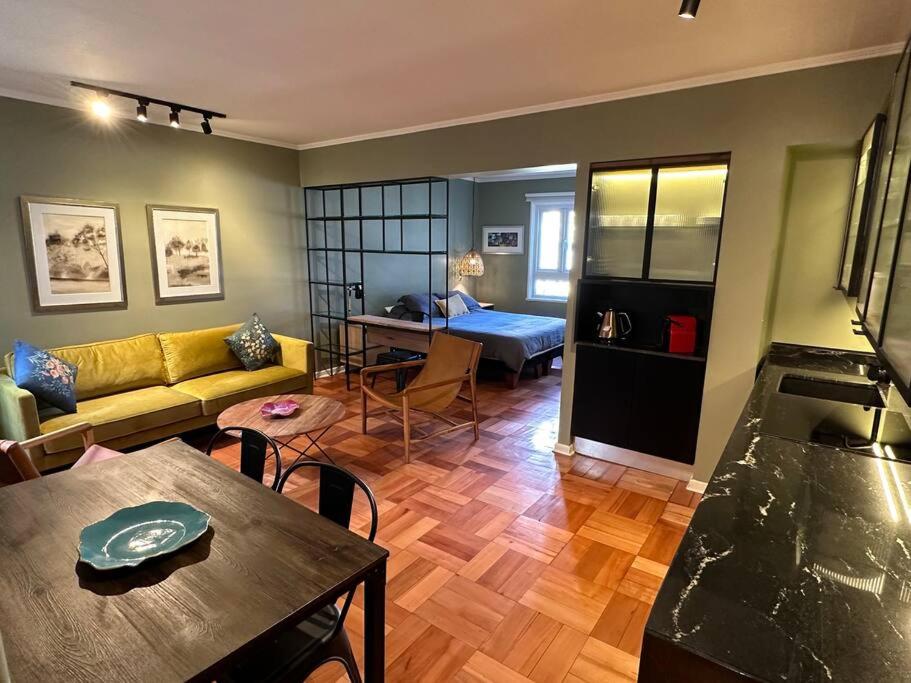 圣地亚哥Casco Histórico, Lastarria.的客厅配有黄色的沙发和桌子