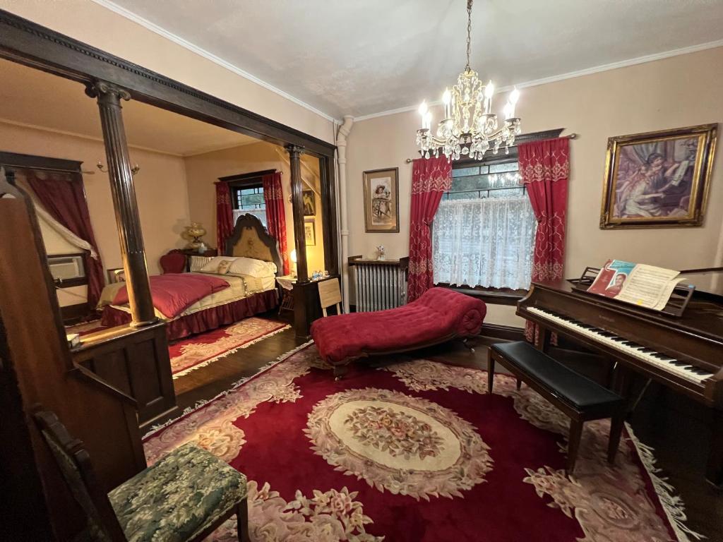 拉顿Bed and Breakfast Hearts Desire的客厅配有钢琴和床。