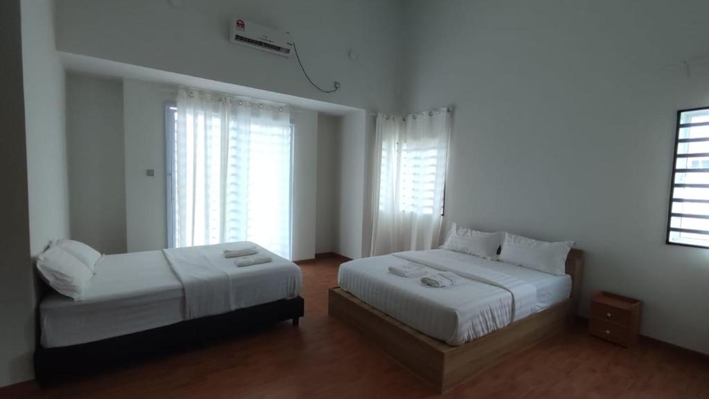 务边Gopeng Serumah Holiday House的一间卧室设有两张床和两个窗户。