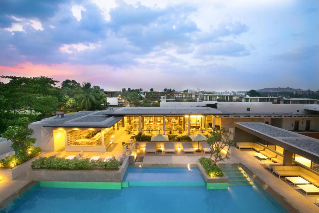 班加罗尔BLVD Club - Near BENGALURU AIRPORT的享有带游泳池的建筑的空中景致