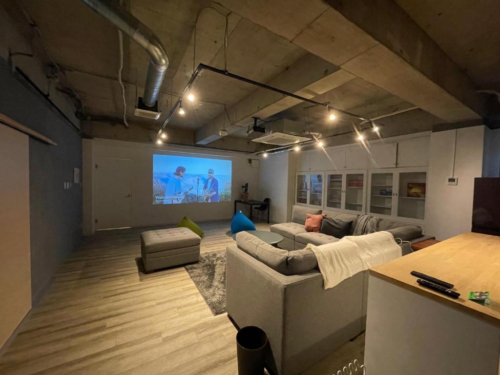 Takagi&HouSE - Vacation STAY 72442v的带沙发和投影屏幕的客厅