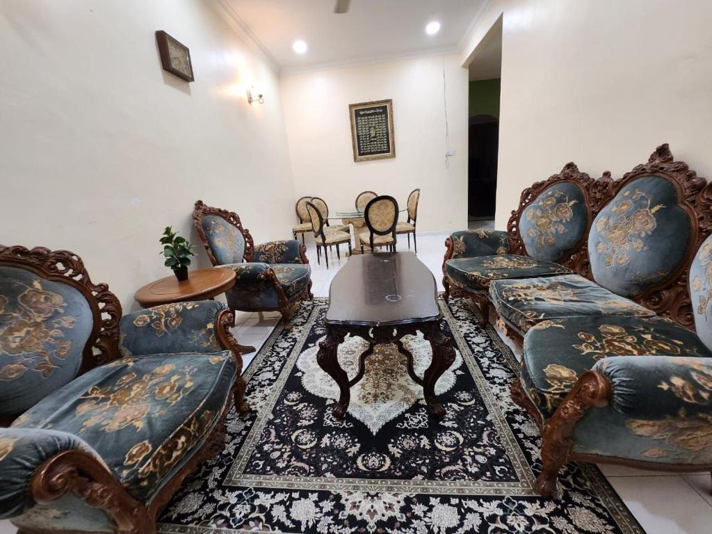 麻坡Redzuan Homestay (Muslim Friendly)的带沙发和咖啡桌的客厅
