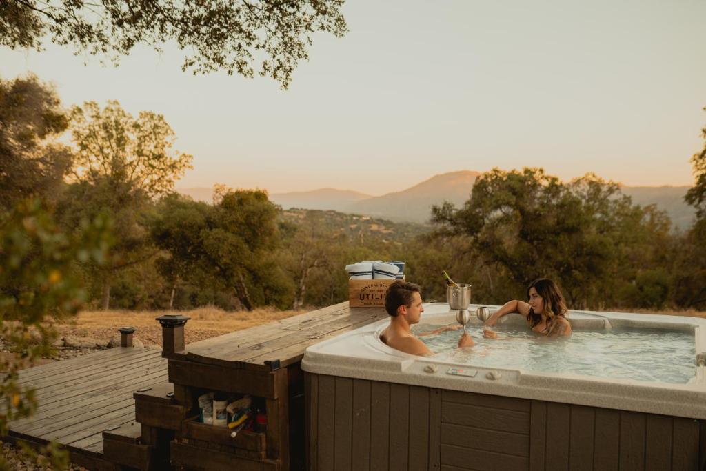 阿赫瓦尼Family Farmhouse by Casa Oso with views and spa的两人在热水浴缸中的按摩浴缸