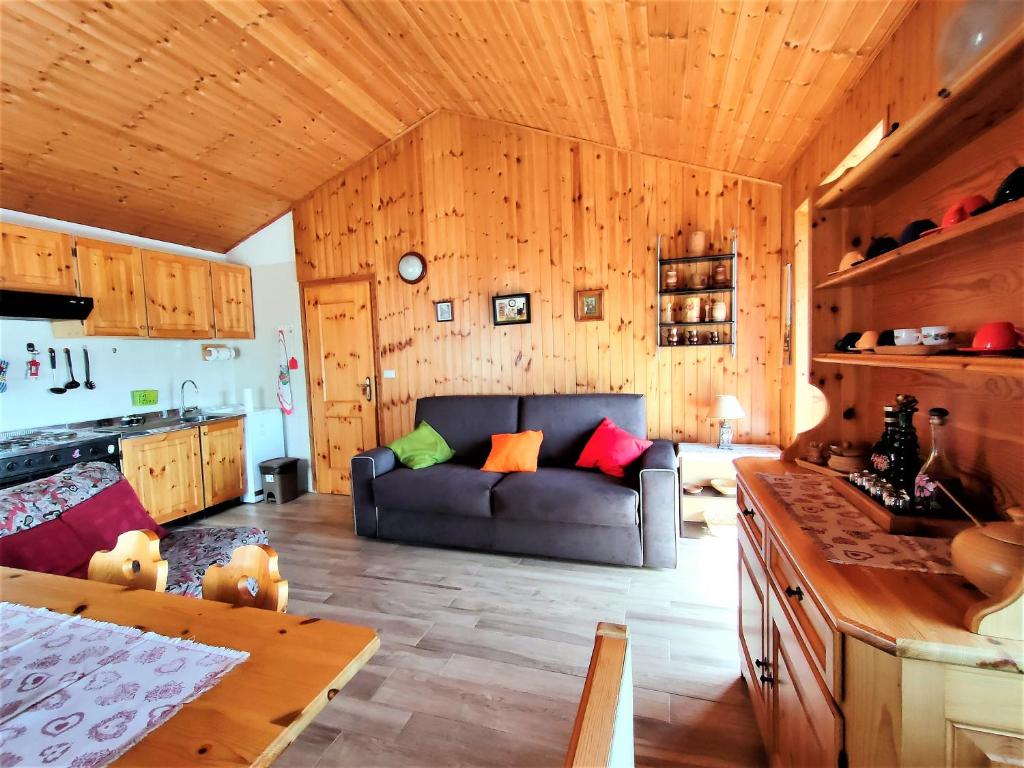 托尔诺Maison Elios 2 CIR-TORGNON-0005的带沙发和木墙的客厅