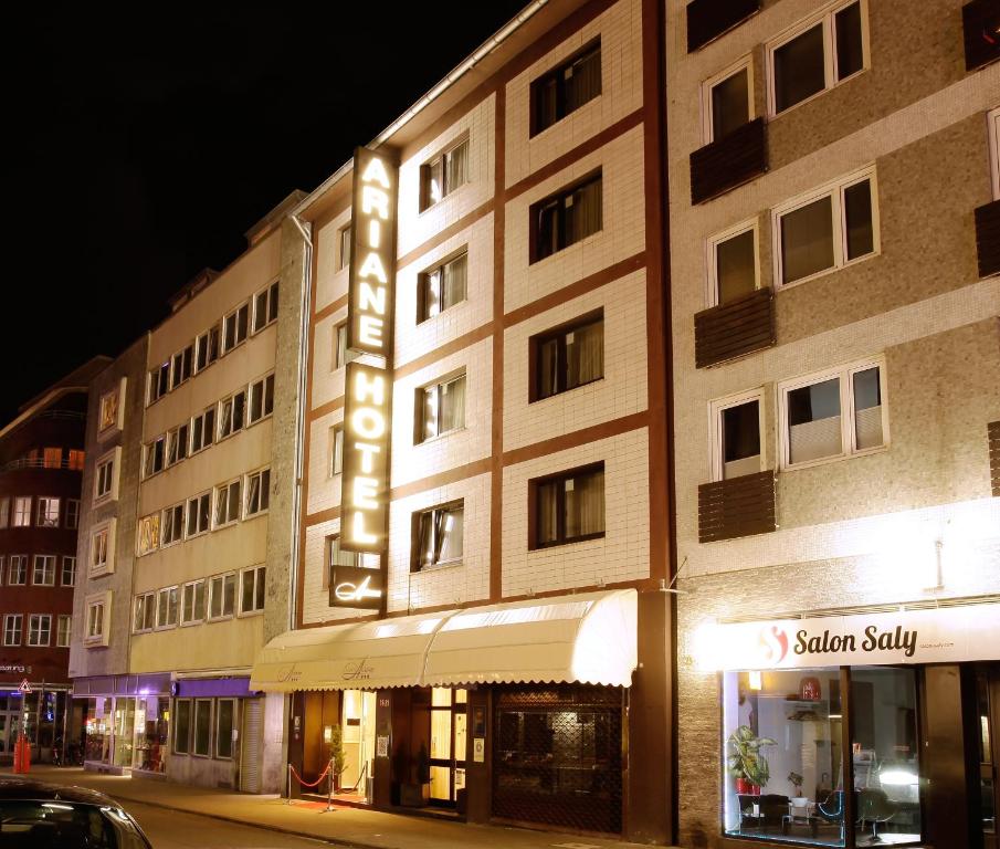 科隆Trip Inn Hotel Ariane的一座标有酒店标志的建筑
